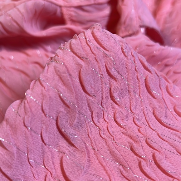 XL Sleeveless button down collared blouse. Fabric has a very subtle shiny thread - Picture 6 of 6